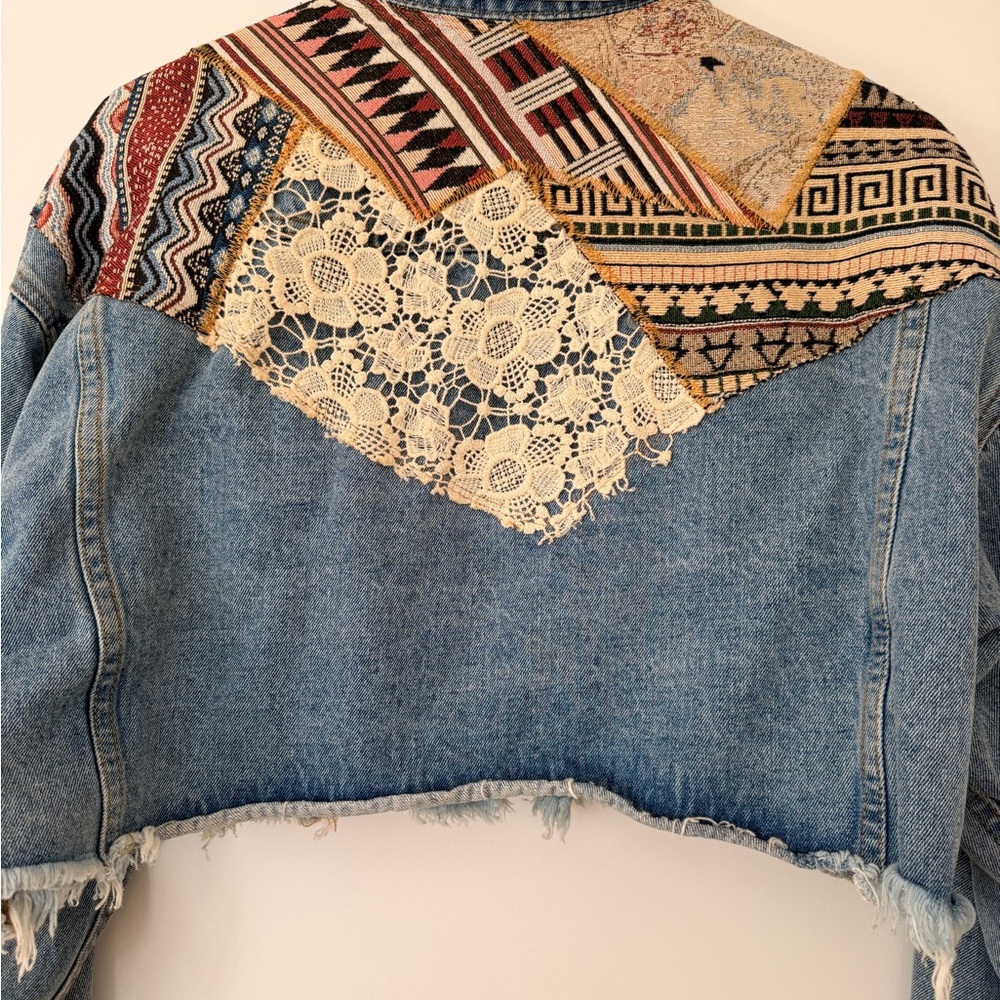 Blue Patchwork Embroidered Stagecoach Cropped Jea… - image 4